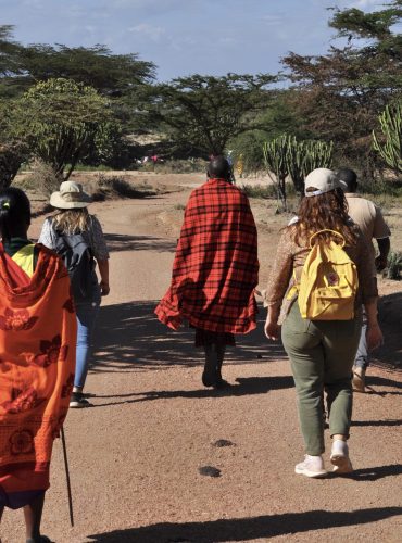 Il gruppo accompagnato da guide Maasai